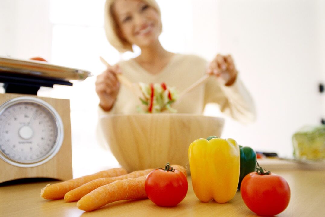 Une femme avec diagnostic de diabète prépare les aliments pour un régime